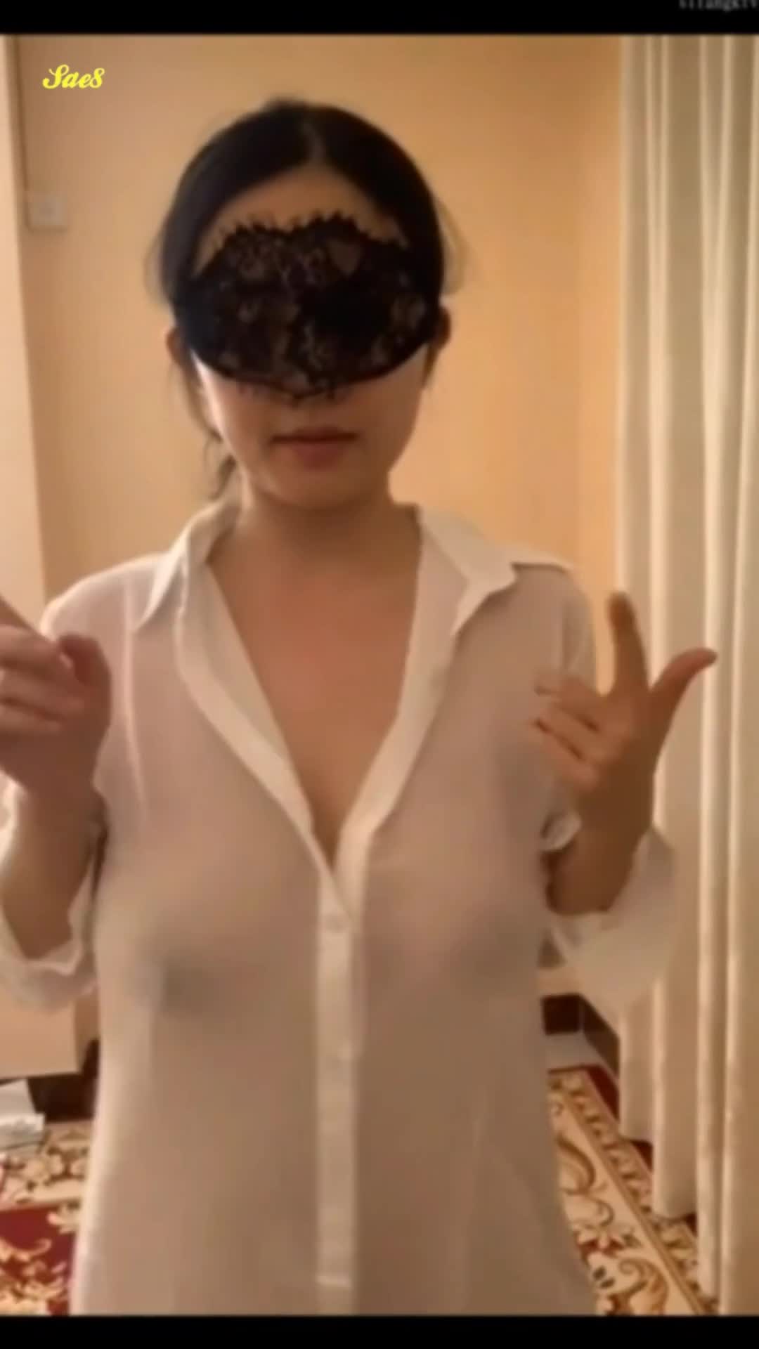 抖音巨乳肥臀少妇吃一口美女2